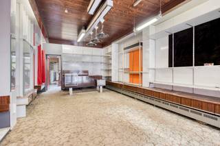 <p>In het hart van Aarschot staat dit unieke handelspand met woning, een pand boordevol mogelijkheden voor wie op zoek is naar een renovatieproject met karakter. Het gebouw, daterend uit 1920, beschikt over een totale oppervlakte van 252 m² en combineert een handelsruimte met een verrassend ruime woning achteraan en erboven.</p>
<p>De woning strekt zich uit over verschillende verdiepingen en telt in totaal vijf slaapkamers. Op de eerste verdieping bevinden zich drie kamers en een groot terras, terwijl de tweede verdieping nog eens twee royale kamers biedt. De dakverdieping kan naar wens verder ingericht worden. Dankzij de aparte ingang via de Bogaardenlaan, met toegang tot de garage, is het pand zowel praktisch als veelzijdig in gebruik.</p>
Dit eigendom vraagt om een <strong>grondige totaalrenovatie</strong>, maar biedt daardoor meteen ook de kans om het volledig naar eigen smaak en noden af te werken. Met zijn uitstekende ligging in het bruisende centrum van Aarschot is dit de perfecte opportuniteit voor wie wonen en werken wil combineren, of voor investeerders die potentieel zien in een multifunctioneel pand op een toplocatie.<br /><br />Wil je meer informatie of wens je een bezoek, contacteer Sven op het nummer 0486/400905 of sven@immogve.be