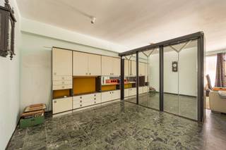<p>Dit karaktervolle gebouw voor gemengd gebruik biedt een uitzonderlijke kans voor wie wonen en werken wil combineren of op zoek is naar een solide investering.</p>
<p>Dankzij de ruime indeling, het nieuw geplaatste dak en de strategische ligging vormt dit pand een ideale basis voor diverse commerciële activiteiten met comfortabele woongelegenheid erboven.</p>
<h3><strong>Troeven :</strong></h3>
<ul>
<li>
<p>Handelspand met uitstekende visibiliteit</p>
</li>
<li>
<p>Woonst met <strong>3 </strong><strong>slaapkamers</strong> en <strong>2 badkamers</strong></p>
</li>
<li>
<p><strong>Nieuw dak</strong> – belangrijke structurele werken reeds uitgevoerd</p>
</li>
<li>
<p><strong>500 m² grondoppervlakte</strong> met uitbreidingsmogelijkheden op het gelijkvloers</p>
</li>
<li>
<p>EPC <strong>D (373 kWh/m²/jaar)</strong></p>
</li>
<li>
<p>Twee volwaardige verdiepingen met duidelijke scheiding tussen handel en wonen</p>
</li>
</ul>
<h3><strong>Indeling</strong></h3>
<p><strong>Gelijkvloers</strong> Het ruime handelspand biedt tal van mogelijkheden: winkel, kantoor, praktijk, atelier… U geniet van optimale lichtinval en zichtbaarheid. Achteraan is er potentieel voor uitbreiding, ideaal voor wie extra werk- of opslagruimte nodig heeft.</p>
<p><strong>Verdieping(en)</strong> De bovenliggende woonst beschikt over drie slaapkamers, twee badkamers en een leefruimte met keuken. Perfect als gezinswoning, maar ook ideaal voor wie boven de zaak wil wonen.<br /><br />Momenteel verhuurd !</p>