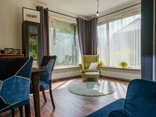 Langs het Leenhof te Assebroek ontdek je deze unieke kans op een royaal perceel van 931 m². Dit te renoveren huis biedt met haar 4 slaapkamers en de reeds vernieuwde elektriciteit en het dak een uiterst solide basis voor een totaalproject. De eigendom is zeer strategisch gelegen op een boogscheut van het AZ Sint-Lucas, diverse winkels en scholen. Bovendien bevind je je op een steenworp van het centrum van Brugge. De combinatie van de enorme grond en de centrale ligging biedt een ongekend potentieel voor een ingrijpende renovatie of een prachtig nieuwbouwproject.<br /><br />Indeling: <br />Gelijkvloers: <br />- Inkomhal<br />- Lichtrijke leefruimte met veranda <br />- Keuken <br />- Slaapkamer 1<br />- Badkamer uitgerust met lavabo, ligbad en toilet<br /><br />- Kelder<br /><br />Eerste verdieping: <br />- Slaapkamer 2<br />- Slaapkamer 3<br />- Slaapkamer 4<br /><br />Tweede verdieping: <br />- Zolder toegankelijk via uitschuifbare trap <br /><br />Dit pand is onderworpen aan de renovatieverplichting van de Vlaamse overheid voor residentiële gebouwen (behoudens bij sloop binnen 5 jaar na de aankoop). Consulteer voor meer informatie de website van het Vlaams Energie- en Klimaatagentschap via https://www.vlaanderen.be/een-woning-kopen/renovatieverplichting-voor-residentiele-gebouwen<br /><br />Bestuursmaatregelen in het maatregelenregister: in aanvraag<br /><br />Deze AI-visualisaties zijn bedoeld als inspiratie. Er werd geen rekening gehouden met technische specificaties, stedenbouwkundige voorschriften of de concrete mogelijkheden tot realisatie.