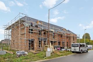 <p><span>Nieuwbouwwoning met drie slaapkamers op uiterst centrale doch rustig gelegen perceel te Zonhoven.</span></p><p><span> </span></p><p><span>Ontworpen voor gezinnen en levensgenieters die nét dat tikkeltje meer verwachten. Elke woning heeft haar eigen karakter en indeling, steeds uitgerust met de beste materialen en nieuwste technieken.</span></p><p><span> </span></p><p><span>Belangrijkste troeven:</span></p><p><span>- Centrale en zeer rustige ligging</span></p><p><span>- Kwalitatief afgewerkt</span></p><p><span>- Bewoonbare oppervlakte van 180,93m²</span></p><p><span>- Carport</span></p><p><span>- E-peil 20 met optie tot E10 of E0</span></p><p><span>- Warmtepomp, Zonnepanelen en Ventilatie D</span></p><p><span>- Eigen keuze tot afwerken van woning</span></p><p><span> </span></p><p><span>Bekijk zeker ook de grondplannen met de afmetingen. Zo krijgt u van thuis uit al een perfect beeld van wat deze woning te bieden heeft!</span></p><p><span> </span></p><p><span>Wenst u meer info of een vrijblijvende afspraak, contacteer dan ons kantoor op het nummer 011 85 15 15 en wij helpen u graag verder.</span></p>