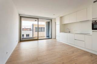 Bent u opzoek naar een prachtig nieuwbouw appartement in een gezellige buurt?<br /><br />Dan is een woning in het Poort Op ‘t Zuid zeker iets voor u!<br /><br />De omgeving van de Balansstraat en de Brederodestraat op de brderodewijk, is het perfecte decor voor zowel jong als oud. Omringd door tal van hippe terrasjes, leuke restaurants en winkels maken van deze ligging een toplocatie.<br /><br />Bij het betreden van dit leuk appartement komt u binnen in een ruime inkomhal die voorzien is van een gastentoilet en een berging.<br /><br />De leefruimte met moderne ingerichte openkeuken beschikt over enorm veel lichtinval dankzij de grote raampartijen en het overdekte terras.<br /><br />Het appartement is uitgerust met 1 ruime slaapkamer die een ensuite badkamer heeft met een wastafel en ligbad. Verder geeft de slaapkamer ook nog toegang tot het overdekte terras.<br /><br />- Huurprijs: €995,00/maand<br />- Kosten: €120,00/maand (incl verwarming)<br />- Beschikbaarheid: 01/10/2026<br /><br />Laat deze unieke buitenkans u niet voorbijgaan en contacteer LISTED voor een persoonlijke rondleiding: +32 3 283 51 51.
