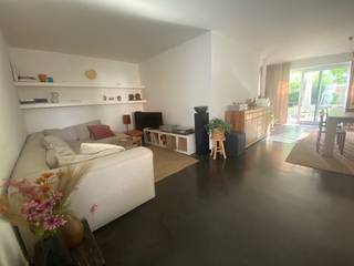 Mooi huis te koop centrum Wetteren.<br />Topligging, rustig in doodlopende straat en toch dichtbij station, winkels, sportcomplex enz<br />EPC B<br /><br /><br />Bezoekdag zaterdag 27 juni<br />Op afspraak, mailen naar schooldreef48@gmail.com