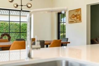 Grondig vernieuwd, smaakvol afgewerkt en verrassend veelzijdig. Deze woning in de Reigerslaan in Loppem ligt op een perceel van 656 m² en combineert de mogelijkheid van 3 tot 4 slaapkamers met een zuidoostgerichte tuin, een polyvalent bijgebouw en EPC-label B.<br /><br />Binnen werd gekozen voor een verzorgde, eigentijdse afwerking en hedendaags wooncomfort. De indeling biedt voldoende flexibiliteit voor een extra slaapkamer, bureau of hobbyruimte, en ook uitbreiding behoort tot de mogelijkheden.<br /><br />De tuin vormt een aangename verlenging van de woning, met ruimte om te eten, te spelen of gewoon van de zon te genieten.<br /><br />Achteraan staat een multifunctioneel bijgebouw dat vandaag als bar met gastentafel is ingericht. Maar kan ook perfect dienen als thuiskantoor, praktijk, atelier of ontspanningsruimte. Het is o.a. voorzien van keramische vloeren, akoestische plafonds met ingebouwde geluidsinstallatie en herbergt ook nog de tuinberging. Bovendien is het gebouw afzonderlijk te bereiken zonder dat de woning moet inboeten aan privacy en heeft het een apart terras aan de achterzijde.<br /><br />De erkenning als vakantiewoning zorgt ten slotte voor een extra interessante troef. <br />Een verzorgde en instapklare woning met ruimte, comfort en net genoeg eigenzinnigheid om niet dertien in een dozijn te zijn.