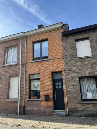 Indeling: Gelijkvloers: - inkom met trappenhal- Leefruimte- Openkeuken- Eetkamer- West-gerichte tuin met overdekt terrasVerdieping 1 :-...