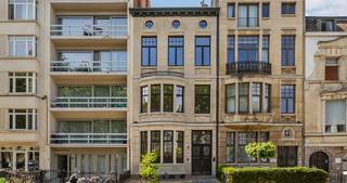 Bekijk alvast de videotour, de grondplannen, het gunstige EPC (B!), de conforme elektriciteitskeuring en blanco asbestinventaris via de Wellimmo-site 'documenten'.<br /><br />Deze volledig gerenoveerde herenwoning in eclectische stijl uit 1909, naar een ontwerp van Hendrik Delvaux, bevindt zich op een gegeerde residentiële locatie aan de statige Jan Van Rijswijcklaan, nabij verscheidene parken en de invalswegen van en naar het stadscentrum. Een unieke combinatie van klassieke grandeur en hedendaags wooncomfort, met een zonnige tuin als extra troef.<br /><br />Achter de elegante gevel met typerende voortuin schuilt een stijlvolle woning met een totale bewoonbare oppervlakte van maar liefst 353m², verdeeld over vier volwaardige bouwlagen én een ruime, droge kelderverdieping.<br /><br />Bij binnenkomst valt meteen de indrukwekkende inkomhal met dubbele voordeur en marmermozaïek op. Een eerste aan de voorzijde liggende kamer is ideaal als home-office of praktijk. Ook treffen we hier het gastentoilet.<br />Aan de tuinzijde werd een ruime leefkeuken ingericht met hoogwaardige materialen, voorzien van een gezellige ontbijthoek en eetplaats. De harmonica glazen wand over de volledige breedte zorgt voor een naadloze connectie tussen binnen en buiten – perfect voor zomerse dagen.<br /><br />Op de eerste verdieping vinden we twee royale kamers over de volle breedte van het huis, met toegang tot een aangenaam terras. <br />De tweede verdieping herbergt een luxueuze master suite met ensuite dressing en luxueuze badkamer. Ook een aparte linnen.kamer en praktische wasplaats werden hier voorzien. Op de derde verdieping zijn er nog drie slaapkamers en een tweede badkamer<br /><br />De woning werd recent en grondig gerenoveerd met veel oog voor detail, waarbij het authentieke karakter maximaal bewaard bleef en gecombineerd werd met hedendaags wooncomfort. Het resultaat: een instapklare woning met energielabel B (EPC: 161 kWh/m²), voorzien van moderne technieken en hoogwaardige afwerking zoals een mooie parketvloeren en uitgekiende natuursteenselectie.<br /><br />Pluspunten:<br />– Tijdloze en hoogwaardige renovatie met behoud van authentieke elementen<br />– Zonnige, onderhoudsvriendelijke tuin met privacy<br />– Residentiële toplocatie nabij parken en invalswegen<br />– Mogelijkheid tot combinatie wonen-werken <br />– Ruime kelderverdieping met nog tal van mogelijkheden<br />– Parkeermogelijkheid in de directe omgeving<br /><br />Kortom: een uitzonderlijk aanbod op de Antwerpse vastgoedmarkt, waar elegantie, comfort en locatie perfect samenkomen.<br /><br />Voor meer info bel 03/225.00.68 of surf naar www.wellimmo.net<br /><br /><br />