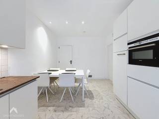 <p>Goed onderhouden vrijstaande woning, gelegen in een rustige woonwijk op fietsafstand van het centrum van Kortrijk en met een uitstekende verbinding naar de E403, E17 en R8.</p>
<p>De woning omvat een inkomhal met vestiairehoek en apart toilet, een ruime en lichtrijke leefruimte met zit- en eethoek en een leefkeuken voorzien van alle comfort. Aansluitend bevinden zich een droge kelder, inpandige garage en berging. Aan de voorzijde is er een gezellig zonneterras en achteraan ligt een ruime tuin met tuinberging en oprit.</p>
<p>Het slaapgedeelte omvat 2 slaapkamers en een vernieuwde badkamer met douche, lavabomeubel en toilet, met aansluitend een ruime dressing. De ruime nachthal biedt de mogelijkheid om een vaste trap naar de zolderruimte te plaatsen. Deze verdieping kan verder ingericht worden tot extra slaapkamers. Momenteel is er reeds een slaapkamer aanwezig met aanpalende ruimte voorzien van toilet en lavabo.</p>
<p></p>
<p>Extra troeven:</p>
<p></p>
<ul>
<li>Conforme elektriciteit</li>
<li>Geen renovatieverplichting</li>
<li>Voorzien van rolluiken</li>
<li>Ruime zolder</li>
<li>Droge kelder</li>
<li>Topligging in rustige woonwijk</li>
<li>Vlotte verbinding naar autosnelwegen en ring</li>
<li>Mogelijkheid tot extra slaapkamers</li>
</ul>
<p></p>
<p>Deze woning is te koop ZONDER makelaar via het concept van Smart Houses! Wenst u verdere inlichtingen of een bezoek? Contacteer rechtstreeks de eigenaar via <span>+32478473160</span></p>