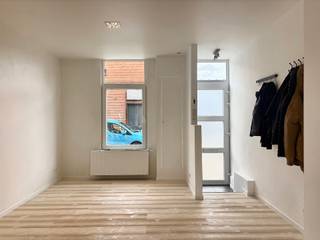 <p><span>Ben je op zoek naar een instapklare woning op een rustige ligging in Gent? Dan is deze charmante woning in de Klapeksterstraat 17 zeker een bezoek waard. Dankzij de renovatie in 2017 combineert de woning hedendaags comfort met een gezellige uitstraling.</span></p>
<p><span>Bij het binnenkomen kom je terecht in de aangename leefruimte die aansluit op de praktische keuken. De woning beschikt verder over drie volwaardige slaapkamers, ideaal voor gezinnen, thuiswerk of extra hobbyruimte. De badkamer is uitgerust met een douche en wastafel en biedt alle nodige comfort.</span></p>
<p><span>Achteraan bevindt zich een zonnige koer waar je in alle rust kan genieten van het mooie weer of gezellig kan ontspannen.</span></p>
<p><span>De woning geniet bovendien van een gunstige ligging nabij winkels, openbaar vervoer, scholen en belangrijke invalswegen, waardoor je vlot verbonden bent met het centrum van Gent en omliggende gemeenten.</span></p>
<p>Interesse? Neem snel contact op met Thomas op het telefoonnummer 0474 26 27 58 of via info@vicusvastgoed.be</p>