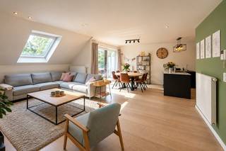 <strong>Recent en energiezuinig 2-slaapkamerappartement (°2020) met parkzicht, westgericht terras, parking en ruime zolder</strong><br /><br />Op een bijzonder aantrekkelijke ligging in Roeselare, op wandelafstand van de Grote Markt en met een prachtig uitzicht op 'Hof ter Walle', bevindt zich dit recente en energiezuinige appartement op de derde verdieping van een verzorgde residentie met lift.<br />Dankzij de combinatie van een centrale ligging, hedendaags wooncomfort, een gunstige energiescore en een aangenaam terras met avondzon vormt dit appartement een ideale thuis voor wie comfortabel en zorgeloos wil wonen in het hart van de stad.<br /><br />Het appartement heeft een bewoonbare oppervlakte van circa 92 m² en werd opgeleverd in 2021. Bij het binnenkomen valt meteen de aangename lichtinval en de verzorgde afwerking op.<br />De ruime leefruimte bestaat uit een gezellige zithoek en eetplaats en werd afgewerkt met een stijlvolle vloer in naturel eikparket.<br /><br />Grote raampartijen zorgen voor veel natuurlijk licht en geven toegang tot het zonnige terras van circa 11 m².<br />Het terras is westgericht, waardoor u hier optimaal kunt genieten van de namiddag- en avondzon. Bovendien kijkt het terras uit over 'Hof ter Walle', wat op deze centrale ligging een bijzonder aangenaam en groen gevoel creëert.<br /><br />Aansluitend op de leefruimte bevindt zich de volledig geïnstalleerde open keuken met eiland. Deze werd praktisch ingericht met voldoende kastruimte en beschikt onder meer over een inductiekookplaat en een duurzaam, krasbestendig composiet werkblad.<br />De open verbinding met de leefruimte maakt van de keuken een aangename en centrale plek binnen het appartement.<br /><br />Verder beschikt het appartement over twee volwaardige slaapkamers, een praktische berging/wasplaats en een nachthal met afzonderlijk toilet.<br />De moderne badkamer is uitgerust met een ruime inloopdouche en dubbele wastafel en sluit perfect aan bij het hedendaagse karakter van de woning.<br /><br /><strong>Een belangrijke extra troef is de bijzonder ruime zolderberging op de verdieping boven het appartement.</strong><br />Hierdoor beschikt u over opvallend veel extra opslagruimte, iets wat bij appartementen in het centrum zeker een meerwaarde vormt.<br /><br />Ook aan praktisch comfort werd gedacht. Zo is er een videofoon aanwezig, beschikt de residentie over een gemeenschappelijke fietsenstalling en is een <strong>ondergrondse parkeerplaats inbegrepen in de verkoopprijs</strong>.<br /><br />Ook energetisch scoort het appartement uitstekend. Met een E-peil van E31 en het recente bouwjaar geniet u van een laag energieverbruik en hedendaags wooncomfort.<br /><br /><strong>De ligging vormt zonder twijfel één van de grootste troeven. U woont hier op minder dan vijf minuten fietsen van het centrum van Roeselare en op wandelafstand van de Grote Markt, winkels, scholen, openbaar vervoer, cultuurcentrum De Spil en tal van andere voorzieningen. Tegelijk bent u bijzonder snel op de Rijksweg en de belangrijkste verbindingswegen.</strong><br /><br /><strong>EPC 74 kWh/m2 - E-Peil 31 (A-Label)</strong><br /><br />+ Recente residentie, opgeleverd in 2021<br />+ Westgericht terras van circa 11 m² met namiddag- en avondzon<br />+ Aangenaam uitzicht op 'Hof ter Walle'<br />+ Bijzonder ruime zolderberging<br />+ Zeer gunstige energiescore: E31<br />+ Ventilatiesysteem D<br />+ Ondergrondse parkeerplaats inbegrepen<br />+ Gemeenschappelijke fietsenstalling<br />+ Videofoon<br />+ Lift aanwezig<br />+ Uiterst centrale ligging nabij centrum, Rijksweg, openbaar vervoer, winkels, scholen en De Spil<br /><br />Een recent, energiezuinig en bijzonder compleet appartement met parkzicht, avondzon én parking op één van de meest aangename locaties van Roeselare.<br /><br />KOOP DEZE TOPPER RECHTSTREEKS VAN DE EIGENAARS!<br /><br />0488/29.72.26 of oghekiere@gmail.com<br /><br />DIT APPARTEMENT WORDT VERKOCHT ZONDER VASTGOEDMAKELAAR!<br /><br />Ook beslist om uw eigendom te verkopen? Bespaar de makelaar dankzij onze reeds bewezen succesformule.