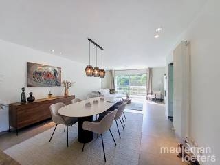 Cet appartement duplex spacieux et prêt à emménager bénéficie d'un emplacement très central, à quelques minutes à vélo ou à pied du centre historique de Bruges.<br /><br />Situé au premier étage, il comprend un hall d'entrée, des toilettes invités avec lavabo, un grand séjour lumineux avec cheminée à gaz, et une grande terrasse orientée plein sud offrant une vue sur la verdure. La cuisine ouverte est entièrement équipée (plaque vitrocéramique, hotte, four encastré, double évier et lave-vaisselle). Vous y trouverez également un débarras sous l'escalier ainsi qu’une buanderie/chaufferie.<br /><br />Au deuxième étage, trois grandes chambres (deux doubles et une simple) et une salle de bains avec baignoire, douche, lavabo et sauna pour deux personnes. Un accès à un grenier spacieux complète ce niveau.<br /><br />L’appartement dispose en outre d’un garage spacieux avec porte sectionnelle ainsi que d’une place de parking à l’arrière de l’immeuble.<br /><br />L’emplacement est idéal, à distance accessible à pied ou à vélo du centre animé de Bruges, où se trouvent de nombreux commerces et services. Les transports en commun (bus et train) sont à proximité, tout comme un accès rapide aux routes principales.<br /><br />Mobiscore : 9,0/10  <br />PEB : 136 kWh/m²
