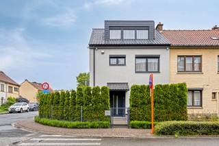 Immo Pické biedt u deze volledig gerenoveerde woning (2019) aan in Sint-Pieters-Leeuw, gelegen in de nabijheid van scholen, winkels, openbaar...