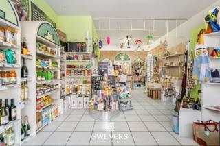 Voor meer info en foto’s, surf naar www.swevers.be – In het hart van Beringen, op wandelafstand van het centrum, vinden we dit handelspand in de Onze-Lieve-Vrouwstraat 22. Het pand beschikt over een oppervlakte van 57 m² en biedt dankzij zijn functionele indeling en grote raampartijen heel wat mogelijkheden voor een winkel, kantoor of dienstverlenende activiteit. De open commerciële ruimte van 42 m² wordt aangevuld met een berging, keuken en een apart toilet. Achteraan ligt een afzonderlijke garage van 25 m², bereikbaar via een doorgang, ideaal voor stockage of als veilige parkeerplaats. De ligging is uitstekend: openbaar vervoer op 50 meter, scholen en winkels binnen 200 meter en een vlotte verbinding naar de snelweg. Een slimme investering met potentieel in een bruisende omgeving. Voor meer informatie, bel 011 255 155. Bron bewoonbare oppervlakte: EPC – verslag. Dit pand is onderworpen aan de renovatieverplichting van de Vlaamse overheid voor niet-residentiële gebouwen (behoudens bij sloop binnen 5 jaar na de aankoop). Consulteer voor meer informatie de website van het Vlaams Energie- en Klimaatagentschap via https://www.vlaanderen.be/bouwen-wonen-en-energie/niet-residentiele-gebouwen/verplichtingen-voor-niet-residentiele-gebouwen/renovatieverplichting-voor-niet-residentiele-gebouwen.