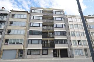 Instapklaar ruim appartement op de 5de verdieping met prachtig zijdelings zeezicht, ideaal gelegen op wandelafstand van zee/strand, centrum,...