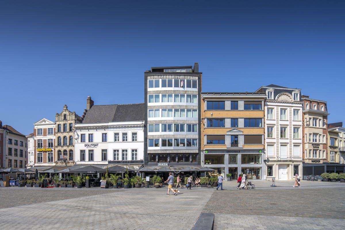 Ruim Appartement met zicht op de Grote Markt van Kortrijk - foto 1