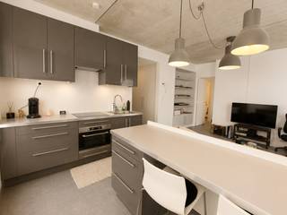 <p><strong>Modern en lichtrijk studio hoek-appartement gelegen op de gelijkvloerse verdieping op centrale locatie nabij Berchem station, openbaar vervoer, tal van winkels, scholen, belangrijke in- en uitvalswegen.<br /></strong><span><strong><br /></strong></span><strong>Ideaal starters- of investeringsappartement.</strong><span><strong><br /><br /></strong><strong>INDELING:</strong></span><br />Via de HAL met opbergkasten, vestiaire komt men in de lichtrijke LEEFRUIMTE van ca. 4m x 5,80m gelegen op een stenen vloer, een geïnstalleerde open KEUKEN met ontbijthoek, opbergkasten en toestellen: kookplaat, oven, dampkap,1,5 spoelbak, ijskast met diepvriesvak. <br /><br />Aparte SLAAPKAMER ca. 2,80m x 4m ensuite de ingerichte BADKAMER ca. 2,40m x 1,84m met douche, toilet, een enkele lavabo en aansluiting voor wasmachine en droogkast zijn hier aanwezig. <br /><br />U heeft de mogelijkheid een garagebox met automatische poort op het gelijkvloers aan te kopen aan €30.000.<br /><br />Het appartement is goed verhuurd aan een stabiele huurder.<br /><br /><span><strong>BIJZONDERHEDEN:</strong></span><br />* Mogelijkheid tot aankopen van een garagebox met automatische poort op het gelijkvloers aan €30.000.<br />* Verlichting en stores aanwezig.<br />* Individuele nutsvoorzieningen, verwarming op gas, hoge rendementsketel op gas, conforme keuring elektriciteit, HR-beglazing <br />* Fietsenberging in het gebouw, kleine VME<br />* Gemene delen worden geschilderd in april 2026 <br />* EPC: 175kWh/m² - Klasse B.</p>