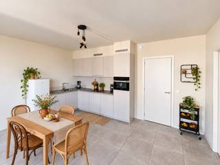 <p>Energiezuinig 1-slaapkamerappartement met terras te huur in Keizerpoort</p><p>GENT – Keizerpoort</p><p>Op zoek naar een recent en energiezuinig appartement met een ruime leefruimte, hoogwaardige afwerking en voldoende opbergruimte? Dan is dit 1-slaapkamerappartement in het moderne woonproject Keizerpoort, opgeleverd in 2023, zeker een bezoek waard.</p><p>DE BELANGRIJKSTE TROEVEN</p><p>* Recent appartement, opgeleverd in 2023<br />* EPC-label A en ventilatiesysteem D<br />* 71 m² bewoonbare oppervlakte<br />* Gezellig terras van 7 m²<br />* Ruime en lichtrijke leefruimte<br />* Hoogwaardig afgewerkte keuken met Miele-toestellen<br />* Slaapkamer met plaats voor een bureau<br />* Badkamer met douche-badcombinatie<br />* Afzonderlijk toilet<br />* Ruime berging in het appartement<br />* Twee overdekte fietsenstallingen<br />* Grote private kelderberging</p><p>INDELING</p><p>Via de inkomhal bereik je rechts een ruime, praktische berging en links het afzonderlijke toilet. De hal geeft vervolgens uit op een grote en lichtrijke leef- en eetruimte met open keuken. De keuken is hoogwaardig afgewerkt en volledig uitgerust met Miele-toestellen.</p><p>De slaapkamer biedt naast een tweepersoonsbed ook voldoende ruimte voor een bureau of thuiswerkplek. Aansluitend bevindt zich de badkamer met een comfortabele douche-badcombinatie.</p><p>Ook aan opbergruimte is er geen gebrek. Naast de berging in het appartement beschik je over een ruime private kelderberging. Twee overdekte fietsenstallingen zijn eveneens inbegrepen.</p><p>HUURPRIJS : €925 + €65 algemene onkosten + €60 maandelijkse provisie voor gas</p><p>Beschikbaar vanaf 1 december 2026. Bezoekdag gepland op 31/10.<br />Interesse? Meer informatie of plan je bezoek via keizerpoort305(at)gmail.com</p>