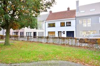 Op wandelafstand van de dorpskern van Anzegem vinden we deze recent gerenoveerde woning, uitstekend gelegen nabij alle nodige voorzieningen in...