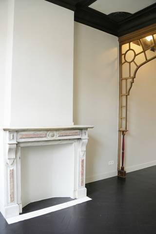 <p>Karaktervolle herenwoning, volledig gerenoveerd naar de nieuwe normen.<br /><br />Gelegen in het hippe Zurenborg: een residentiële wijk vol architecturale panden, gezellige pleinen, goede scholen en waar u snel in en uit de stad bent. Een toplocatie voor stadsliefhebbers die authenticiteit en ruimte waarderen.</p>
<p>Bij binnenkomst wordt u verwelkomd door een inkomhal met mozaïektegels en separaat gastentoilet. Verder een gezellige en sfeervolle leefruimte met authentieke elementen dewelke het interieur meteen een uniek karakter geven. Achteraan vindt u een ruime open keuken, uitgerust met alle gebruikelijke toestellen en spikslinternieuw. Via de eetruimte hebt u tevens toegang tot een <span>zuid-west gerichte stadstuin met handige bergruimte. <br /><br />Op de eerste verdieping bevinden zich twee ruime slaapkamers en een comfortabele badkamer voorzien van ligbad, een ruime inloopdouche en toilet. </span></p>
<p>Op de tweede verdieping terug twee ruime slaapkamers en een comfortabele badkamer met douche, wastafel, aansluitingen voor de wasmachine en droogkast en toilet. Daarnaast is er een derde kamer, ideaal als was- of linnenkamer.</p>
<span>Deze woning onderging een totaalrenovatie met respect voor haar geschiedenis: originele details werden gekoesterd terwijl dak, buitenisolatie, ramen, HVAC en elektriciteit volledig vernieuwd werden. Tot slot is deze woning volledig onderkelderd, wat zorgt voor extra opslagruimte.</span>