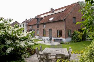 Welkom in de Voerstraat in Bertem, een doodlopende straat zeer rustig gelegen en toch midden in het centrum. Hier ligt deze unieke instapklare...