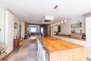 Ruime instapklare gezinswoning met 4 slaapkamers en mogelijkheid tot creëren van een vijfde, zonnepanelen en EPC B in rustige wijk van Onze-Lieve-Vrouw-Waver<br /><br />Op zoek naar een ruime woning waar je meteen je intrek kunt nemen? Deze instapklare rijwoning in een rustige en kindvriendelijke buurt van Onze-Lieve-Vrouw-Waver biedt maar liefst 200 m² bewoonbare oppervlakte en combineert charme, comfort en energiezuinig wonen.<br /><br />De woning beschikt over vier slaapkamers, met de mogelijkheid om eenvoudig een vijfde slaapkamer te creëren. De badkamer is uitgerust met zowel een ligbad als een inloopdouche.<br /><br />De lichtrijke en ruime leefkeuken vormt het gezellige hart van de woning en nodigt uit om samen te koken en te genieten. Op zonnige dagen is het aangenaam vertoeven op het terras van de zuid gerichte tuin, terwijl de diepe garage niet alleen plaats biedt aan een wagen, maar ook extra opslagruimte voorziet.<br /><br />Ook op energetisch vlak scoort deze woning uitstekend. Met een EPC-label B, zonnepanelen, centrale verwarming op aardgas en airconditioning in de zolderkamers ben je verzekerd van een aangenaam wooncomfort én een lagere energiefactuur.<br /><br />Troeven op een rij:<br /><br />200 m² bewoonbare oppervlakte<br />4 slaapkamers + mogelijkheid tot 5e slaapkamer<br />Ruime leefkeuken<br />Badkamer met ligbad én inloopdouche<br />2 toiletten<br />Terras<br />Diepe garage<br />EPC B<br />Zonnepanelen<br />Elektriciteitskeuring wordt in orde gebracht<br />Airconditioning in de zolderkamers<br />Rustige ligging in Onze-Lieve-Vrouw-Waver<br /><br />Een ideale woning voor gezinnen of wie op zoek is naar extra ruimte, zonder in te boeten aan comfort of energiezuinigheid. Plan snel een bezoek en ontdek zelf alles wat deze woning te bieden heeft.<br /><br />Bezoek op afspraak.