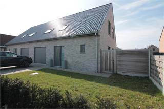 In deze nieuwe wijk genaamd 'Houtstuk' vindt u deze recente koppelwoning.Deze woning werd gebouwd met kwalitatieve en duurzame materialen. De...