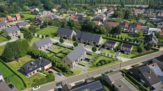 <p>Ben je op zoek naar de perfecte plek voor jouw gezin? Ontdek deze twee duurzame nieuwbouw 4-gevelwoningen met 3 slaapkamers, ideaal voor jonge gezinnen die houden van comfort en stijl. Gelegen in de groene en verkeersluwe wijk van The Oak in Affligem, woon je hier in alle rust en toch vlakbij alle belangrijke faciliteiten. Deze energiezuinige woningen bieden alles wat je nodig hebt, en nog meer. Je kunt de afwerking helemaal naar jouw eigen smaak en wensen laten uitvoeren, zodat jouw nieuwe huis echt "your home" wordt. De woningen zijn voorzien van een ruime inkomhal met vestiaire, een gezellige living met een open en volledig ingerichte keuken, een handige berging/wasplaats, een bureau, 3 comfortabele slaapkamers, 2 moderne badkamers en 2 aparte toiletten. Extra opbergruimte nodig? Er is ook de mogelijkheid om een carport met achtergelegen (fietsen)berging te plaatsen.</p>