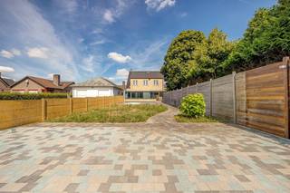 Vous êtes à la recherche d'une maison spacieuse offrant une combinaison unique de confort de vie et d'opportunités professionnelles ? Cette...