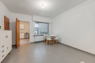 Te koop: gesloten woning in Sint-Niklaas, gelegen aan de Klapperbeekstraat op de stadsrand, dichtbij invalswegen.Deze woning uit 1957 biedt een...