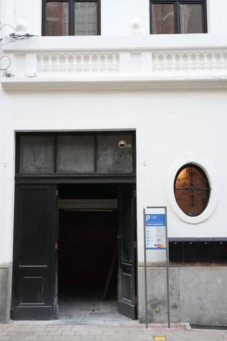 <p>In de geliefde Sint-Andrieswijk, pal in het bruisende centrum van Antwerpen, vind je deze opslagruimte. <br />Ideaal voor ondernemers, zelfstandigen of winkels in de buurt die extra stockageruimte zoeken.</p>
<p>Achter de dubbele poort schuilt een <strong>opslagruimte van 12 m²</strong>, perfect voor dagelijkse voorraad, materiaal of leveringen. Maar het echte troefstuk ligt er vlak onder: een<strong> kelder van maar liefst 117 m²</strong>. Stevig en verrassend ruim. Ideaal voor wie volumineuze goederen of seizoensstock wil opslaan.</p>
<p>De ligging? <strong>Moeilijk te overtreffen.</strong> Je zit hier op wandelafstand van de Nationalestraat, Kammenstraat, Groenplaats en alle grote verkeersassen. Daardoor is deze plek niet alleen handig, maar ook strategisch slim voor elke handelaar in het centrum.</p>
<p><strong>Troeven op een rij:<br /></strong>- 12 m² opslagruimte + 117 m² kelder<br />- Supercentrale locatie<br />- Ideaal voor winkels, horeca, e-commerce of materiaalopslag<br />- Grote volumes mogelijk dankzij de riante kelder</p>
<p>Op zoek naar praktische, betaalbare en royale opslagruimte in het hart van de stad?<br />Dan is dit jouw kans. Contacteer ons voor een bezoek!</p>