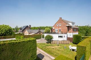 TE KOOP in de PINTE aan de Polderdreef 123<br /><br />Handelspand met woonst, zeer goed gelegen nabij de N60 en E17 en op 1.5 km van het centrum van De Pinte.<br /><br />OP HET GELIJKVLOERS :<br />Inkom die toegang geeft tot de toonzaal en werkplaats.<br />Achter de trap is er ook nog een kleine kelder.<br />Vanuit de toonzaal kan men ook nog een bureau betreden.<br />achteraan is er ook nog een bergplaats + inpandige garage<br /><br />OP HET VERDIEP :<br />Via de inkom kan men zowel de badkamer als slaapkamer als living betreden. Via de living komt men in de keuken. Via de traphal kan men het ruime aangename terras betreden.<br /><br />OP HET 2E VERDIEP :<br />Via de traphal komt men op het 2e verdiep waar zich 3 slaapkamers bevinden + berging.<br /><br />TUIN :<br />Vooraan is er parkeergelegenheid voldoende om verschillende wagens te parkeren wat een pluspunt is voor de handelszaak.<br />Totale oppervlakte van de tuin is 902m2.<br /><br />Interesse?<br /><br />Voor meer informatie of een bezoek:<br /><br />📞 0473/300 700 - Stefaan<br />📧 Stefaan@speybroeck.be<br />🌐 Speybroeck Vastgoed