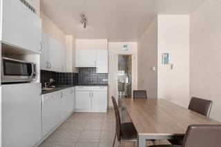<p>Te koop: verzorgd appartement in het centrum van Westende, op korte afstand van winkels en het strand.</p>
<p> </p>
<p>In het hartje van Westende-bad bevindt zich dit comfortabel, instapklaar 1-slaapkamerappartement. Dankzij de centrale ligging vlakbij de vernieuwde zeedijk van Westende-bad en de prachtige duinen is dit dé gedroomde vakantiebestemming.</p>
<p> </p>
<p>Dit appartement, gebouwd in 2004, biedt een praktische indeling en een centrale ligging. Ideaal voor wie comfortabel wil wonen met alle voorzieningen binnen handbereik. De woning beschikt over een gezellige woonkamer, een functionele keuken en 2 terrassen, waarvan 1 zongericht. Dankzij de aanwezigheid van een kelder en berging is er voldoende opbergruimte voor allerhande spullen, van huishoudtoestellen tot strandgerief. Bovendien is er de optie tot de aankoop van een extra parkeerplaats, wat in het centrum een echte troef is..</p>
<p>Dankzij de aanwezigheid van een volwaardige slaapkamer en een zetelbed in de living, is dit hét perfecte appartement voor zowel hoofdverblijf als tweedeverblijf. Ook investeerders vinden hier hun gading.</p>
<p> </p>
<p> </p>
<p> </p>
<p>Belangrijkste ruimtes:</p>
<p>• Woonkamer met aangename lichtinval + zetelbed</p>
<p>• Functionele keuken</p>
<p>• 1 slaapkamer</p>
<p>• Badkamer met douche</p>
<p>• Berging</p>
<p>• Kelder</p>
<p>• 2 terrassen</p>
<p>• Optie tot aankoop staanplaats in de residentie</p>
<p> </p>
<p>Troeven:</p>
<p>• Centrale ligging in het hart van Westende</p>
<p>• Optie tot aankoop parkeerplaats in de residentie</p>
<p>• Extra opbergruimte dankzij kelder en berging</p>
<p> </p>
<p>Neem vandaag nog contact op met je ERA-makelaar voor een bezoek.</p>
<p> </p>
<p>JOUW DROOMAPPARTEMENT. ZO GEVONDEN!</p>