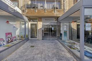 This exceptional commercial ground floor (107 m²) with basement (81 m²) in the Zeelaan in Koksijde offers a unique opportunity for...