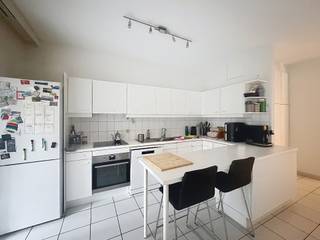 <h3>TE KOOP – Gelijkvloers appartement met zuidgerichte tuin en garage in Oudergem<span></span></h3>
<p>We Invest Bruxelles-Europe biedt u dit ruime gelijkvloerse appartement aan, ideaal gelegen in een gegeerde residentiële wijk van Oudergem, op wandelafstand van winkels, openbaar vervoer, scholen, groene zones en de belangrijkste invalswegen van Brussel.</p>
<p>Met een bewoonbare oppervlakte van <strong>114 m²</strong> onderscheidt deze woning zich door haar ruime indeling, natuurlijke lichtinval en prachtige <strong>privatieve tuin op het zuiden/zuidwesten</strong>, een ideale verlenging van de leefruimtes.</p>
<p>Het appartement bestaat momenteel uit:</p>
<ul>
<li>Een ruime en lichtrijke woonkamer met een functionele houtkachel/open haard.</li>
<li>Een volledig uitgeruste keuken met veel opbergruimte.</li>
<li>Eén ruime slaapkamer.</li>
<li>Een badkamer met dubbele wastafel.</li>
<li>Een apart toilet.</li>
<li>Een afzonderlijke wasruimte.</li>
<li>Een aangename privatieve tuin gericht op het zuiden/zuidwesten.</li>
<li>Een afgesloten privégarage (garagebox) inbegrepen in de verkoop.</li>
</ul>
<h3>Troeven</h3>
<p>✔ Zuid-/zuidwestgerichte privatieve tuin<br />✔ Rustige en gegeerde residentiële wijk<br />✔ Afgesloten garage inbegrepen<br />✔ Functionele houtkachel/open haard<br />✔ Dubbele beglazing<br />✔ Tegelvloer in het volledige appartement<br />✔ Rolluiken aan de voorgevel<br />✔ Videofoon<br />✔ Individuele Viessmann-gasketel<br />✔ Snelle internetverbinding</p>
<p>Dankzij de ruime indeling en de grote volumes biedt dit appartement bovendien interessante mogelijkheden om meerdere slaapkamers te creëren, mits de nodige vergunningen.</p>
<h3>Bijkomende informatie</h3>
<ul>
<li>EPC: <strong>E+</strong></li>
<li>Gemeenschappelijke lasten: ca. <strong>€125/maand</strong></li>
<li>Elektrische keuring, stedenbouwkundige inlichtingen en het volledige dossier zijn beschikbaar op aanvraag.</li>
</ul>
<p>Een appartement dat een zeldzame combinatie biedt van ruimte, rust, een privatieve tuin en een uitstekende ligging in Oudergem.</p>
<p><strong>Een unieke kans die u niet mag missen!</strong></p>
<p><strong>Info &amp; bezoeken</strong></p>
<p><strong>Frédéric Top</strong><br />📞 0472 34 44 08<br />✉️ frederic.top@weinvest.be</p>
<p><strong>We Invest Bruxelles-Europe</strong></p>