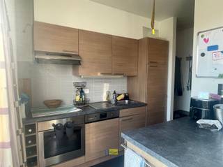 Dit centraal gelegen en verzorgd appartement bevindt zich op de eerste verdieping aan de rustige achterzijde van het gebouw. Het beschikt over...