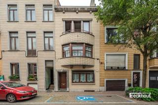 Deze woning bevindt zich in het centrum van Oostende, in een rustige straat, vlakbij diverse winkels, supermarkten, invalswegen en bushaltes.<br />Het huis werd steeds goed onderhouden en is ingedeeld als volgt:<br /> - zeer ruime kelder<br /> - gelijkvloers: inkomhal, salon, eetplaats, ruime leefkeuken met bijkeuken, afzonderlijk toilet, extra bergplaats en terras<br /> - 1e verdiep: badkamer met douche, lavabo en toilet, kleine en grote slaapkamer<br /> - 2e verdiep: 2 slaapkamers, afzonderlijk toilet, douchekamer/extra keuken<br /> - ruime geïsoleerde zolder toegankelijk met vaste zoldertrap.<br /><br />Vraag snel je bezoek aan voor deze woning vol potentieel!