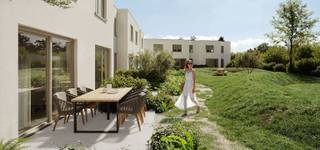 <p><strong>Ontdek het vakantiepark - De Strandloper: Uw Droom of Topinvestering aan de Belgische Kust.</strong></p>
<p>Gelegen in het pittoreske <strong>Bredene aan Zee</strong>, biedt het exclusieve nieuwbouwproject <span>De Strandloper</span> een unieke kans voor wie droomt van een waardevolle investering of een tweede verblijf aan de Belgische kust. Dit moderne project bestaat uit <em><span><strong>30 hoogwaardige vakantiewoningen</strong></span></em> in <span><strong>volle eigendom</strong></span>.</p>
<p><strong>De Strandloper</strong> ligt op 500m van het <strong>strand</strong> en is omgeven door uitgestrekte <strong>duinen</strong>, <strong>rustige stranden</strong> en een groene omgeving. De architectuur van het project sluit naadloos aan bij de kustsfeer, met een verfijnde en moderne uitstraling.</p>
<p>Elke vakantiewoning is ontworpen met een focus op <strong>ruimte</strong>, <strong>licht</strong> en <strong>luxe</strong>. Geniet van de open <strong>leefruimtes</strong>, grote <strong>raampartijen</strong> en privé <strong>terrassen</strong>. De woningen zijn uitgerust met <strong>duurzame materialen</strong> en <strong>energiezuinige technieken</strong>, zodat u zorgeloos kunt genieten van het <strong>comfort</strong> en de <strong>rust</strong>.</p>
<p>Of u nu op zoek bent naar <strong>ontspanning</strong> of een <strong>topinvestering</strong> aan de Belgische kust, <strong>De Strandloper</strong> biedt een perfecte oplossing. <br />De woningen variëren in <strong>indeling</strong> en sluiten aan bij diverse wensen. Het project beschikt over voldoende <strong>parkeermogelijkheden</strong> en ligt in de nabijheid van <strong>winkels</strong>, <strong>restaurants</strong> en tal van <strong>recreatiemogelijkheden</strong>.</p>
<p><strong>De Strandloper</strong> is meer dan een vakantieverblijf – het is een <strong>perfecte uitvalsbasis</strong> voor wie houdt van zowel <strong>rust</strong> als <strong>avontuur</strong>. Met het strand op een steenworp afstand en een regio die uitnodigt tot verkenning, biedt het project alles wat u zoekt.</p>
<p><strong>Neem vandaag nog contact op</strong> voor meer informatie of plan een bezoek aan onze bemeubelde modelwoningen op <strong>Blekkaertstraat 50, Bredene aan Zee</strong>.</p>
<p><strong>Verkoopkantoor ter plaatse op afspraak: info@yess-vastgoed.be / 050 33 59 03</strong></p>