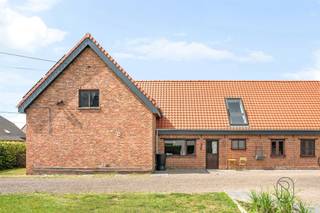 Te koop: ruime woning met 4 slaapkamers, dubbele garage en bijgebouw op 2.279 m²In Sint-Kruis-Winkel bevindt zich deze ruime gezinswoning op een perceel van maar liefst 2.279 m². Met een bewoonbare oppervlakte van ca. 230 m², een dubbele garage en een extra bijgebouw biedt deze eigendom tal van mogelijkheden.Wat maakt dit pand uniek?De woning beschikt over vier volwaardige slaapkamers en een praktische indeling met veel leefruimte. Buiten geniet u van een groot perceel met veel privacy, een dubbele garage met laadpaal en een extra bijgebouw.Technisch werden reeds belangrijke investeringen uitgevoerd. Zo werd het dak volledig vernieuwd in april 2025 en is de woning uitgerust met een pelletkachel (1 jaar oud) en een lucht-lucht warmtepomp/airco op de verdieping.Voor wie is dit ideaal?Ideaal voor gezinnen of ruimtezoekers die op zoek zijn naar een woning met veel potentieel, een groot perceel en diverse bijgebouwen op een rustige locatie.Te koop via Immo Beguin, jouw vastgoedexpert sinds 2009, met kantoren in Ronse, Waregem, Kortrijk, Deinze, Doornik en Lessines.Meer info of bezoek via arne@immobeguin.be