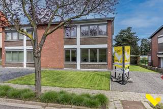<p><strong>Instapklare woning op toplocatie in Tessenderlo-Ham</strong></p>
<p></p>
<p><strong>Op zoek naar een woning waar je zó kan intrekken? Deze charmante en volledig vernieuwde woning ligt op wandelafstand van de markt van Tessenderlo-Ham en combineert comfort, locatie en investeringspotentieel.</strong></p>
<p></p>
<p><strong>De woning beschikt over 3 volwaardige slaapkamers en werd recent grondig opgefrist. Zo geniet je van een nieuwe badkamer, een moderne, volledig uitgeruste keuken, nieuwe ramen en een nieuwe gasverwarmingsketel. Alles is al gedaan – enkel schilderen en verhuizen maar.</strong></p>
<p></p>
<p><strong>Dankzij de centrale ligging zijn winkels, scholen, openbaar vervoer en horeca vlot bereikbaar. Dit maakt de woning ideaal als starterswoning, maar ook perfect geschikt als opbrengsteigendom met een vlotte verhuurbaarheid.</strong></p>
<p></p>
<p><strong>Troeven op een rij:</strong></p>
<ul>
<li><span><strong> </strong></span><strong></strong><span><strong> </strong></span><strong>Wandelafstand van de markt van Tessenderlo-Ham</strong></li>
<li><span><strong> </strong></span><strong></strong><span><strong> </strong></span><strong>3 slaapkamers</strong></li>
<li><span><strong> </strong></span><strong></strong><span><strong> </strong></span><strong>Nieuwe keuken en badkamer</strong></li>
<li><span><strong> </strong></span><strong></strong><span><strong> </strong></span><strong>Nieuwe ramen en gasverwarmingsketel</strong></li>
<li><span><strong> </strong></span><strong></strong><span><strong> </strong></span><strong>Instapklaar </strong></li>
<li><span><strong> </strong></span><strong></strong><span><strong> </strong></span><strong>Ideaal voor starters of investeerders</strong></li>
<li><strong><span>Volledig geschilderd</span></strong></li>
</ul>
<p></p>
<p><strong>Een woning met deze combinatie van locatie, vernieuwing en prijs-kwaliteit is zeldzaam. Mis deze kans niet!</strong></p>
<p><strong><br /><br /></strong></p>