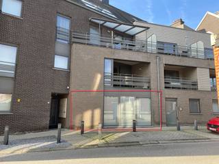 Gezellig gelijkvloers appartement in het centrum van Halen, incl. ondergrondse staanplaats en kelderberging.<br /><br />Op zoek naar een gezellig, instapklaar en centraal gelegen appartement?<br />Dit gelijkvloers appartement in het centrum van Halen combineert comfort, een praktische indeling en een aangenaam zonnig terras.<br /><br />Het appartement omvat een gezellige woonkamer met zithoek en eetplaats, aansluitend een open keuken, twee slaapkamers, een badkamer met ligbad en aparte douche, en een handige berging/stookplaats.<br /><br />Een absolute troef is het gezellige zonnige terras met achteruitgang, waar je heerlijk kunt genieten van de buitenlucht.<br />Met de lift kan je makkelijk naar de ondergrondse autostaanplaats en berging die in de prijs zijn begrepen.<br /><br />Dankzij de centrale ligging bevinden winkels en dagelijkse voorzieningen zich vlakbij.<br />Ook de opritten van de autosnelweg zijn vlot bereikbaar, zowel richting Leuven/Brussel als Hasselt.<br /><br />Het appartement werd gebouwd in 2008 en is volledig instapklaar.<br />In 2025 werd de verwarmingsketel vernieuwd, wat opnieuw zorgt voor extra comfort en zekerheid.<br /><br />Dit appartement is bijzonder geschikt voor alleenstaanden, gepensioneerden of starters, maar vormt dankzij de aantrekkelijke ligging en praktische indeling eveneens een interessante investering als opbrengsteigendom.<br /><br />Prijs bespreekbaar.<br /><br />Ontdek dit appartement tijdens onze kijkdag:<br />Wanneer? 12 september 2026<br />Tijd? Van 14u tot 16u<br /><br />Liever op een ander moment komen kijken?<br />Maak dan gerust een afspraak via 013/29.40.40.<br /><br />Mis deze kans niet en kom zelf de troeven van dit gezellige appartement ontdekken!<br /><br />EPC: 191 kWh/m² - UC: 20210727-0002445555-RES-1<br />(Woongebied-Vergunning-Geen verkavelingsvergunning-Geen voorkooprecht-Geen rechterlijke herstelmaatregel of bestuurlijke maatregel opgelegd)<br />Maatregelenregister: Geen maatregelen