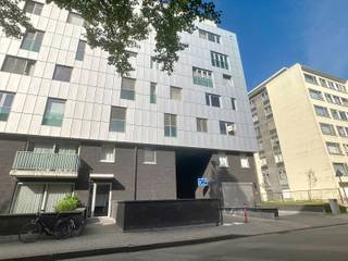Moderne appartement, gelegen in het hart van Leuven!Het appartement bestaat uit een zeer ruime en lichtrijke leefruimte die toegang biedt tot de open...
