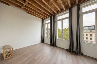 Op het Falconplein, op een zeer centrale ligging tussen het Eilandje en de historische binnenstad, bevindt zich dit appartement op de tweede verdieping van een verzorgd gebouw met lift. De locatie is zonder meer een troef: op wandelafstand van het MAS, de kaaien, het Eilandje met zijn levendige horeca en het stadscentrum.<br /><br />Het gebouw werd in 2017 volledig opnieuw opgebouwd en uitstekend gerenoveerd en heeft een efficiënte en goed bruikbare indeling. De leefruimte sluit mooi aan op de open keuken, die uitgerust is met kwalitatieve toestellen van Bosch en Whirlpool zoals koelkast met vriesvak, vaatwasser, combi-oven, inductiekookplaat en dampkap. Alles is netjes geïntegreerd en afgestemd op dagelijks gebruik.<br /><br />Aan de voorzijde bevindt zich een volwaardige slaapkamer met meer dan voldoende ruimte.<br /><br />De badkamer is verzorgd afgewerkt en voorzien van een lavabomeubel, spiegelkast, hangtoilet en een inloopdouche met thermostatische kraan.<br /><br />Via de leefruimte is er toegang tot het zuidwest-georiënteerde terras van ca. 4 m², een aangename buitenruimte die het appartement extra leefkwaliteit geeft.<br /><br />Verder beschikt het appartement over een private kelderberging en is er een gemeenschappelijke fietsenberging aanwezig in het gebouw. De algemene kosten bedragen circa €150 per maand.<br /><br />Technisch is alles in orde. Het appartement beschikt over een EPC -label B wat wijst op energiezuinig wonen. De elektriciteit is conform, er is geen asbest en er is individuele verwarming via een Vaillant ecoTEC Pro condensatieketel voorzien.<br /><br />Een instapklaar en goed gelegen appartement op een toplocatie tussen het Eilandje en het centrum, ideaal voor wie stads wonen wil combineren met comfort en bereikbaarheid.<br /><br />Wens je meer informatie of een bezichtiging? Mail naar info@wellimmo.net of bel 03 225 00 68.