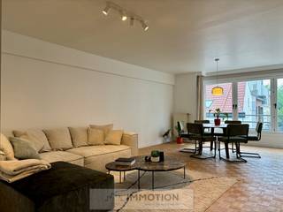 Tof appartement op de 2e verdieping met open zicht richting het President Rooseveltplein.Het appartement beschikt over: 2 slaapkamers waarvan 1 met...