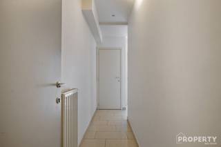 Looking for a move-in-ready duplex apartment in a prime location? This beautiful apartment at Tieltsestraat 2 in Hulste combines comfort, space, and natural light to create an ideal home.LocationLocated in the heart of Hulste, you’ll enjoy a central yet quiet setting. Shops, schools, and public transportation are all within walking distance. Additionally, this location offers easy access to surrounding towns. An added bonus is the pleasant view of Hulste’s charming church square.LayoutThe duplex apartment is completely move-in ready and features a light-filled living area with large windows. Adjacent to this is the fully equipped kitchen, complete with all necessary appliances. From the living area, you have access to a pleasant terrace overlooking the church square.On the upper floor, you’ll find three full-sized bedrooms and a bathroom equipped with both a shower and a bathtub.In addition, the apartment features a private double garage, providing extra comfort and security.For more information or to schedule a visit, call 056 96 08 00