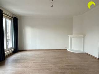 <p><span>In een gezellige, rustige wijk maar toch dichtbij het centrum van Mortsel kan je dit 2-slaapkamerappartement bezichtigen.</span></p><p><span>Het is een rustig gebouw van twee appartementen in totaal met een ruime gemeenschappelijke tuin! Het centrum met dé winkelstraat en openbaar vervoer is niet ver uit de buurt, alsook het treinstation.</span></p><p><span> </span></p><p><span>Indeling:</span></p><p><span>Het appartement is gelegen op de eerste verdieping, waar we de zonnige woonruimte betreden op laminaat.</span></p><p><span>Aansluitend is er de ingerichte keuken met kasten, een kookvuur met dampkap, spoelbak, vaatwasser, koelkast en oven.</span></p><p><span> </span></p><p><span>In de badkamer is er een lavabomeubel met spiegelkast, een toilet en een douche aanwezig.</span></p><p><span>Achteraan bevinden zich de twee slaapkamers met een mooi uitzicht op groen.</span></p><p><span> </span></p><p><span>Op de gelijkvloerse verdieping vinden we nog een extra </span><span>privé </span><span>ruimte die als bureau-ruimte kan dienen.</span></p><p><span> </span></p><p><span>Bij dit appartement hoort er ook een private kelderberging met aansluiting voor de wasmachine.</span></p><p><span>De garage en gezellige tuin zijn gemeenschappelijk te gebruiken. De garage dient voor opbergplaats/voor fietsen, niet voor een auto.</span></p><p><span> </span></p><p><span>Nuttige informatie:</span></p><ul><li><span>Maandelijkse kosten: 45 euro (Provisie water en minuterie)</span></li><li><span>Huurwaarborg: 3 maanden</span></li><li><span>Beschikbaarheid: Onmiddellijk</span></li><li><span>EPC: 295 kWh/m² label C</span></li></ul><p><span> </span></p><p><span>Boek nu zelf ONLINE uw afspraak in. Surf naar het betreffende eigendom op onze website www.habicom.be en klik op de roze knop 'PLAN EEN BEZOEK'. </span></p><p><span>Kies het moment dat u het beste uitkomt, vul de gevraagde contactgegevens in en klik nadien op verzenden om te bevestigen.</span></p><p><span> </span></p>