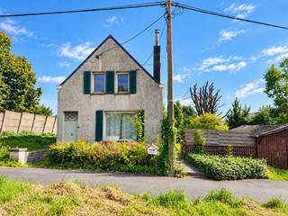 landelijk gelegen alleenstaande woning op een uiterst rustige locatie met mooie uitzichten<br /><br />woning te renoveren of als prachtig perceel bouwgrond<br /><br /><strong>***** rust, ruimte en een prachtig landelijk uitzicht in Houthulst-Klerken *****</strong><br /><br />bent u op zoek naar een plek waar je nog écht van rust en ruimte kunt genieten?<br /><br />deze alleenstaande landelijke woning ligt op een bijzonder rustige locatie in Houthulst-Klerken, omgeven door groen en mooie open uitzichten<br /><br />het perceel van maar liefst 1.095 m² biedt heel wat mogelijkheden voor wie droomt van landelijk wonen<br /><br />de woning is te renoveren en beschikt momenteel over een ruime, lichtrijke woonkamer, ingerichte keuken en badkamer, veranda, 2 slaapkamers, bergruimte, kelder en garage<br />buiten is er een mooie, grote tuin waar rust en privacy centraal staan<br /><br />een eigendom met potentieel : ideaal voor wie de bestaande woning volledig naar eigen smaak wil renoveren of op zoek is naar een mooi en uniek bouwperceel met mogelijkheden<br />
