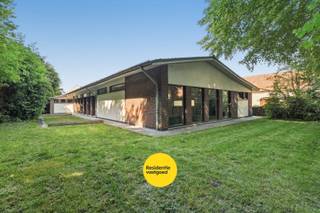 Dit voormalige dienstencentrum, gebouwd in 1973, bevindt zich op een perceel van 973 m² en beschikt over een bebouwde oppervlakte van meer dan 300 m². Het pand omvat onder meer een ruime inkom, hobbylokaal, grote zaal met bar van 169,75 m², sanitairblok, keuken, badkamer, bureau en verschillende bergingen/technische ruimtes.<br /><br />Dankzij de grote open ruimtes, meerdere toegangen naar buiten en de praktische indeling biedt dit gebouw tal van mogelijkheden, waaronder een eventuele residentiële invulling of herbestemming, mits het bekomen van de nodige vergunningen. De rondomliggende tuin en de ruime zaal vormen hierbij absolute troeven.<br /><br />Het pand is voorzien van centrale verwarming en heeft een EPC-label F.<br /><br />Contacteer ons voor meer informatie en bij interesse in een bezoek ter plaatse.