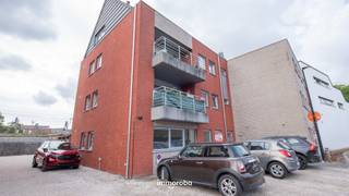 Lichtrijk appartement met inkom, toilet, 2 slaapkamers, badkamer (met ligbad en douche), ruime living, open keuken & berging. <br /><br />Ruim terras, waarvan er rechtstreekse toegang is tot de garage.<br />Centraal gelegen vlakbij het station van Waregem. <br /><br />Beschikbaar vanaf 1/11/2026<br />Syndickosten: €50/maand.<br /><br />Voor meer info of een bezoek: lisa@immoroba.be