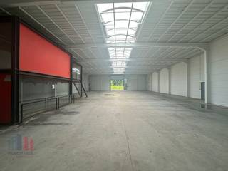 Fenomenaal gelegen KMO-unit met een oppervlakte van 749 m² te koop op amper 300 m van de Doorniksesteenweg met een onmiddellijke verbinding naar...