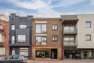 Handelspand van ca. 115 m² te koop in het centrum van Harelbeke.Het handelspand geniet van goede visibiliteit langs een drukke verbindingsweg.Dit pand kan onderhevig zijn aan de renovatieverplichting die door de Vlaamse overheid wordt opgelegd voor niet-residentiële gebouwen. Consulteer voor meer informatie de website van het Vlaams Energie- en Klimaatagentschap via https://www.energiesparen.be/nr/renovatieverplichting.Bent u op zoek naar een handelspand te koop in Harelbeke? Aarzel dan niet om ons te contacteren op het nummer 056 21 11 11.Bestuursmaatregelen in het maatregelenregister: nee