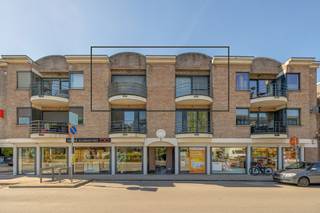 <p>In hartje Wilrijk woon je hier écht op <strong>een toplocatie</strong>, met alles op wandelafstand. Een Colruyt ligt letterlijk schuin tegenover het gebouw, en ook winkels, openbaar vervoer en belangrijke verbindingswegen bereik je in een paar stappen.</p><p><br /></p><p>De lift brengt je naar de <strong>tweede verdieping</strong>, waar het appartement opent met een inkomhal voorzien van<strong> ingemaakte kasten</strong>. Van daaruit loop je door naar de leefruimte met open keuken, één mooie, doorlopende ruimte waar alles naadloos in elkaar overgaat. Via de leefruimte stap je rechtstreeks terras één op: een aangename buitenplek die je woongevoel meteen uitbreidt.</p><p>Verder vinden we <strong>twee volwaardige slaapkamers</strong>. Beide slaapkamers geven toegang tot terras twee, wat zorgt voor extra licht en een tweede, rustige buitenzone. Aansluitend ligt de badkamer: praktisch ingedeeld en logisch gepositioneerd in het geheel.</p><p><br /></p><p>Daarnaast is er nog een aparte berging in het appartement zelf, ideaal voor wasmachine en extra stockage, samen met een apart toilet met handenwasser.</p><p><br /></p><p>Tot slot is er de garagebox: geen parkeerzorgen meer. Deze is aan te kopen voor €25.000.</p><p><br /></p><p><strong>Troeven van het appartement: </strong>2 terrassen aanwezig - elektriciteit is conform </p>
