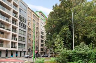 Dit ruime appartement bevindt zich op de bovenste verdieping van een verzorgd appartementsgebouw tegenover het Koning Albertpark in Berchem. De centrale ligging combineert een prachtig groen uitzicht met de nabijheid van winkels, horeca, scholen en openbaar vervoer. Ook het centrum van Antwerpen en de belangrijkste invalswegen zijn vlot bereikbaar.<br /><br />We komen het appartement binnen via een inkomhal met ingemaakte kasten en een apart gastentoilet. Vervolgens bereiken we de ruime en lichtrijke leefruimte, waar de grote raampartijen zorgen voor een panoramisch uitzicht over het park en de stad. Er is voldoende plaats voor zowel een gezellige zithoek als een volwaardige eetkamer. Aansluitend bevindt zich de afzonderlijke, volledig ingerichte keuken.<br /><br />Verder leidt de nachthal naar drie volwaardige slaapkamers. De badkamer is uitgerust met een ligbad en een lavabomeubel. Vanuit een van de slaapkamers is er toegang tot het terras aan de achterzijde, dat voor een aangename extra buitenruimte zorgt.<br /><br />Op het gelijkvloers bevinden zich bovendien een gemeenschappelijke fietsenberging en een aangename gemeenschappelijke tuin aanwezig.<br /><br />Troeven: <br />+ Centrale ligging tegenover het Koning Albertpark<br />+ Bovenste verdieping met panoramisch uitzicht<br />+ Instapklaar<br />+ Ruime en lichtrijke leefruimte<br />+ Drie volwaardige slaapkamers<br />+ Terras aan de achterzijde<br />+ Elektrische keuring conform<br />+ Gemeenschappelijke tuin en fietsenberging<br /><br />Heeft u interesse in dit appartement en wenst u graag een bezoek ter plaatse in te plannen? Aarzel niet om ons te contacteren via 03 337 50 70 of info@vbvastgoed.be.